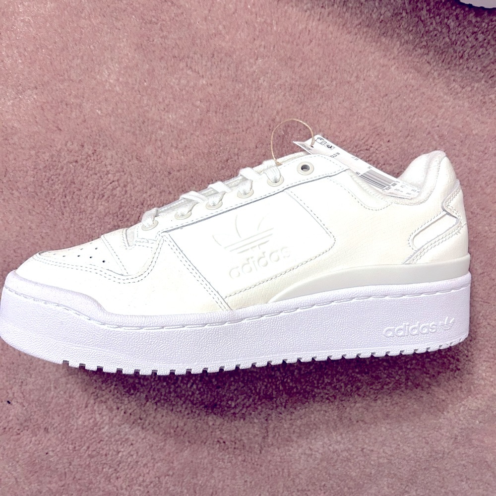 NEW Adidas Originals - White FORUM BOLDS w/ Lilac tinted soles. size: 9W W/ Tags
